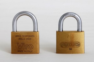 Un cadenas rectangulaire Viro « made in Italy » de 50 mm comparé à un cadenas analogue de production orientale.