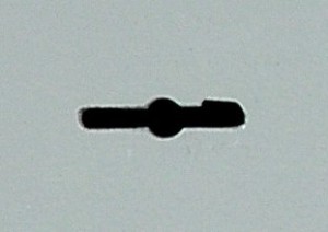La fente pour l'introduction d'une clé à double panneton est très large.