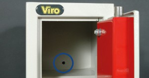 La photo montre un trou de fixation d'une armoire de sécurité.