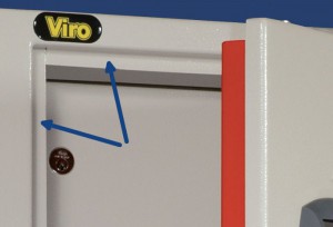 Les flèches indiquent les butées anti-défoncement présentes sur le cadre d'une armoire Viro.