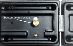 Le bouton intérieur peut être également saisi de l'extérieur, en faisant un petit trou sur la porte.