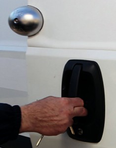 Le « Viro Van Lock » est pratique car il reste attaché à la porte même quand on l'ouvre, et il n'y a donc pas besoin de le mettre et de l'enlever à chaque fois.