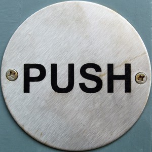En ce qui concerne le mécanisme d'ouverture, il y a également 2 types de gâches électriques : l'une s'ouvre en appuyant simplement sur le bouton, l'autre s'ouvre si quelqu'un pousse la porte alors que le bouton est pressé (photo de flickr/chrisinplymouth)