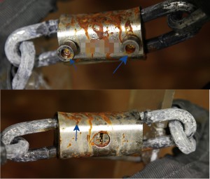 Dans la copie, on observe en revanche plusieurs zones qui sont fortement attaquées par la corrosion, en particulier sur les poignées des axes de verrouillage et sur le blindage.