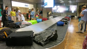 Si on voyage de nuit, une bonne idée est d'utiliser le sac à dos en guise d'oreiller et de garder sa valise près de soi.