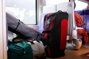 Si on voyage de nuit, une bonne idée est d'utiliser le sac à dos en guise d'oreiller et de garder sa valise près de soi.